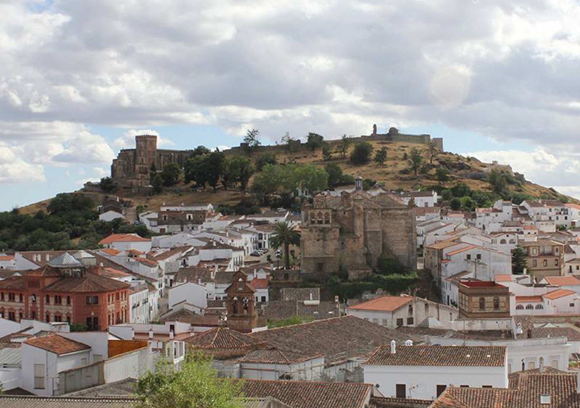 Excursión excursiones visitas guiadas salidas rutas tours guiados a la Sierra de Aracena desde Sevilla con guia y transporte traslados bus autobus